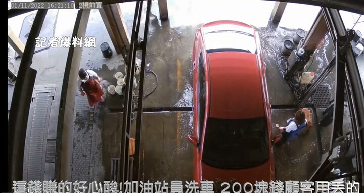 Dân tình phẫn nộ trước hành động của nữ tài xế với nhân viên rửa xe