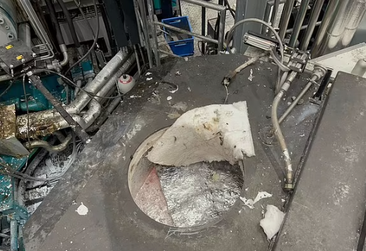 Nam thanh niên sống sót kỳ diệu khi rơi xuống lò nung nhôm nóng 720 độ C