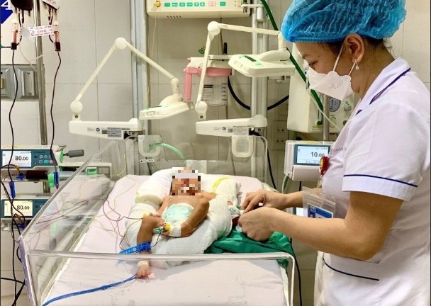 Bé 6 ngày tuổi mắc bệnh lý vàng da sau sinh được thay máu toàn phần