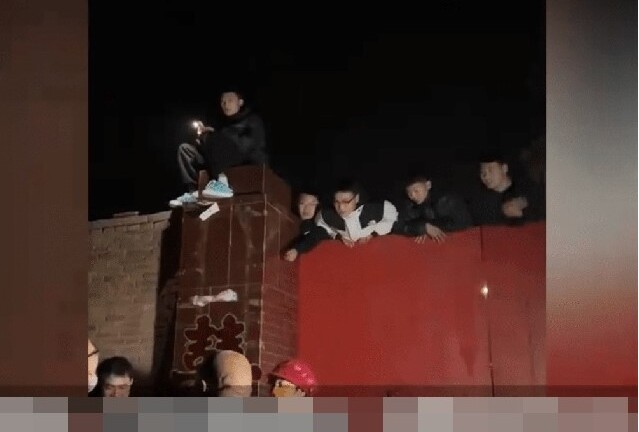 Cô giáo chủ nhiệm cũ lấy chồng, hơn 10 nam sinh có hành động khiến chú rể choáng váng