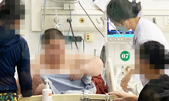 Cứu nữ bệnh nhân nặng gần 160kg mắc sốt xuất huyết