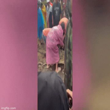 Video: Dân làng hợp sức bắt con cá sấu nặng gần 500kg