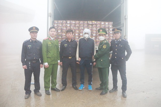 Phát hiện 1,3 tạ pháo giấu trong hộc bí mật dưới thùng xe tải