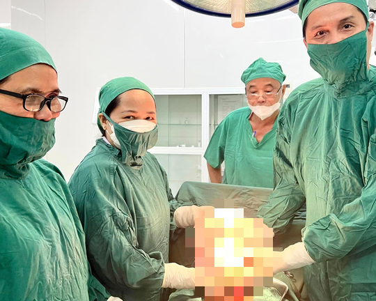Tin tức đời sống ngày 1/1: Người phụ nữ có khối u nặng gần 4,5kg trong bụng