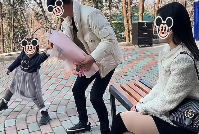 Bé gái 5 tuổi cùng bố đi xem mắt, vừa thấy đối phương liền đòi về ngay lập tức