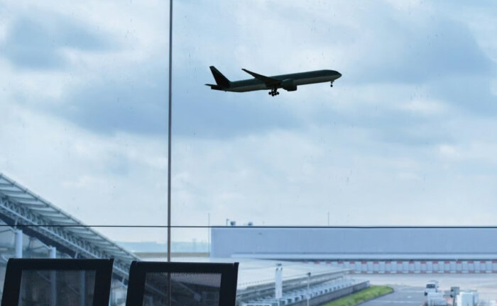 Cửa máy bay bật tung ở độ cao gần 2.800m, hành khách phải bám chặt ghế để giữ an toàn