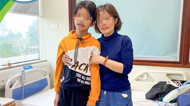 Nỗ lực cứu sống bé trai 12 tuổi bị ngừng tim sau pha bắt bóng