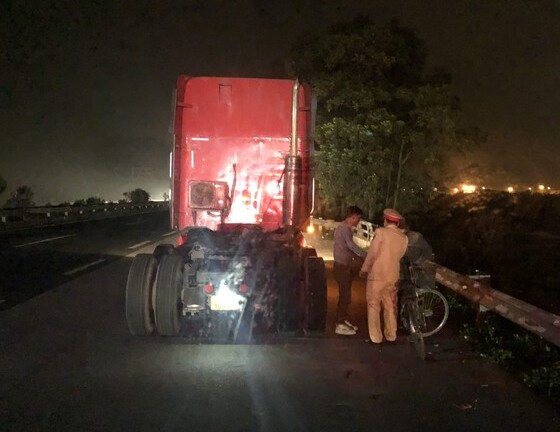CSGT đưa cụ ông đi nhầm vào cao tốc về nhà an toàn trong tối 29 Tết