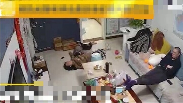 Mẹ tức đến ngất xỉu khi cãi nhau với bố, hành động của con trai khiến ai nấy bật khóc