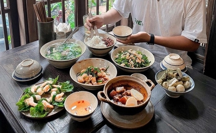 Người đàn ông giúp cảnh sát bắt tội phạm trốn truy nã nhờ làm việc này trong lúc ăn
