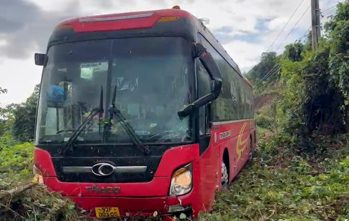 Ô tô chở 10 người lao xuống vực, hành khách dùng búa đập cửa thoát thân