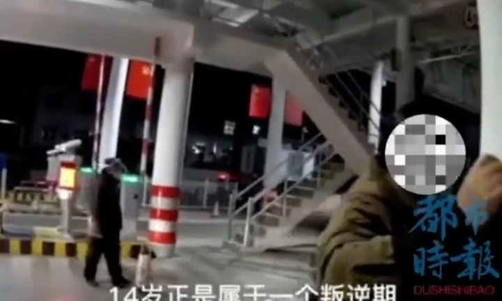 Bé trai khóc một mình trên cao tốc trong đêm và câu chuyện gây xôn xao dư luận