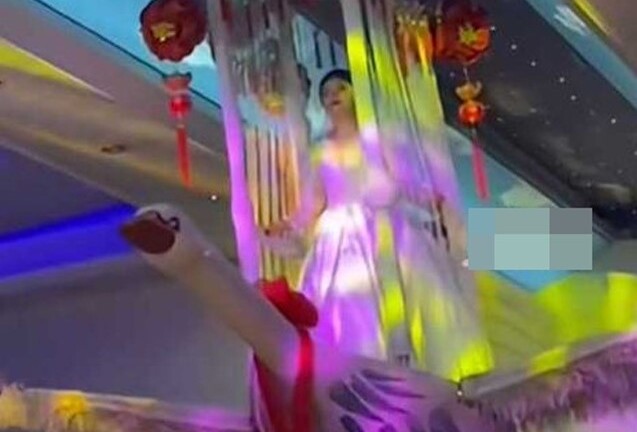 Không đi bộ vào lễ đường, cô dâu chọn cách xuất hiện “bá đạo” khiến dân tình choáng váng