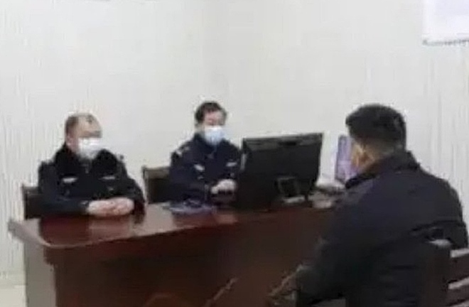Người đàn ông đi báo án vì liên tục nhận cuộc gọi lừa đảo, nào ngờ bị cảnh sát bắt luôn