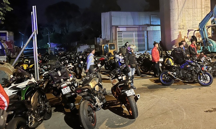 CSGT bắt hơn 100 xe phân khối lớn chạy vào đường cấm ở TP.HCM