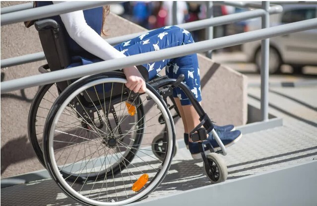 Cô gái 29 tuổi phải ngồi xe lăn sau khi làm việc quen thuộc này 14 tiếng/ngày