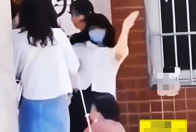 Người phụ nữ gào khóc, điên cuồng tát vào mặt mình vì lỡ nghe bạn thân làm việc này