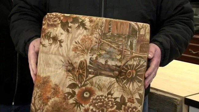 Kiểm tra ghế sofa mới mua, người đàn ông phát hiện chiếc hộp chứa một thứ gây sốc