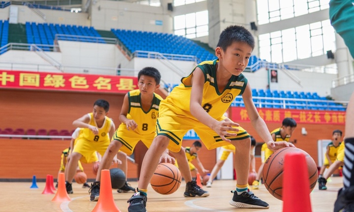 Bố đầu tư hơn 34 tỷ đồng cứu trung tâm bóng rổ con đang theo học thoát cảnh phá sản