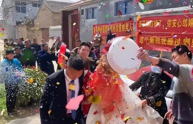 Vừa bước xuống xe hoa, cô dâu sững người khi thấy dòng chữ gây choáng ngay trước mặt