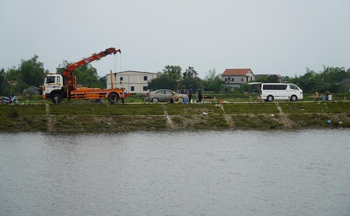 Phát hiện người đàn ông tử vong trong ô tô chìm dưới sông ở Hà Tĩnh