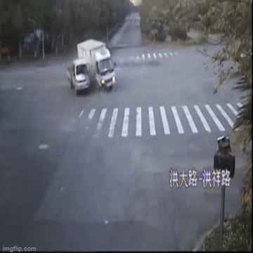 Video: Kinh hoàng khoảnh khắc người phụ nữ văng ra khỏi xe tải sau cú va chạm