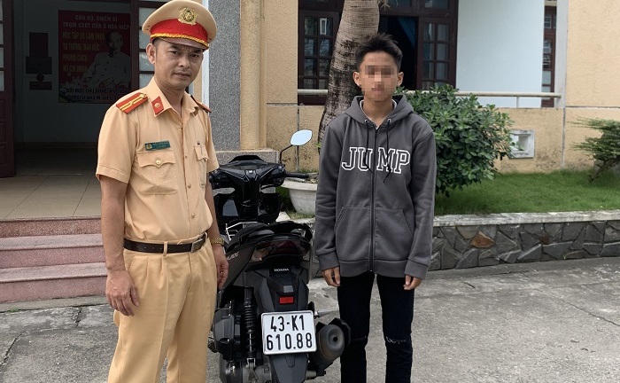 Thiếu niên 17 tuổi chạy xe thả 2 tay trên đèo Hải Vân để quay TikTok