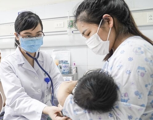 Tin tức đời sống ngày 7/4: Bé 27 ngày tuổi suy hô hấp sau khi lây thủy đậu từ mẹ