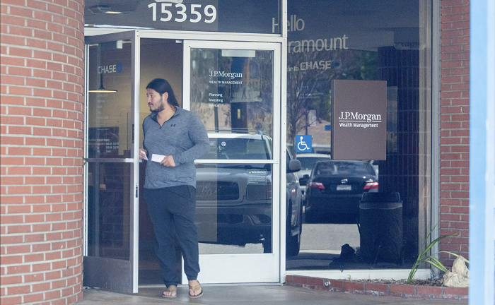 Người đàn ông may mắn trúng số gần 47.000 tỷ đồng, thuê 3 vệ sĩ bảo vệ suốt ngày đêm