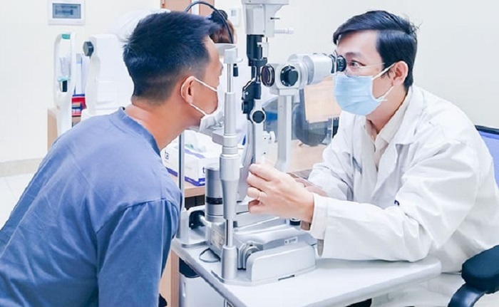 Tin tức đời sống ngày 11/5: Mắt mờ như có sương mù bao phủ sau khi bị bóng đập trúng đầu