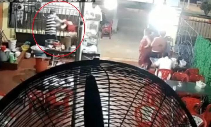 Người phụ nữ bán mì Quảng bị khách đánh bầm tím mặt 