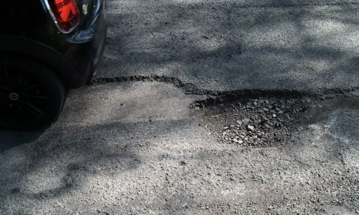 Người đàn ông bị phạt hơn 20 triệu đồng chỉ vì tự ý lấp ổ gà trên đường