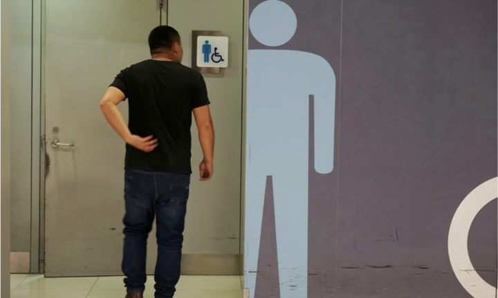 Đi làm nhưng ở trong nhà vệ sinh tới 6 tiếng/ngày, nam nhân viên bị công ty đuổi việc