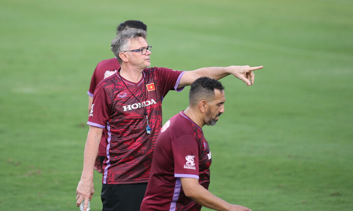 Hành động bất ngờ của HLV Philippe Troussier trong ngày đầu Công Phượng ra mắt