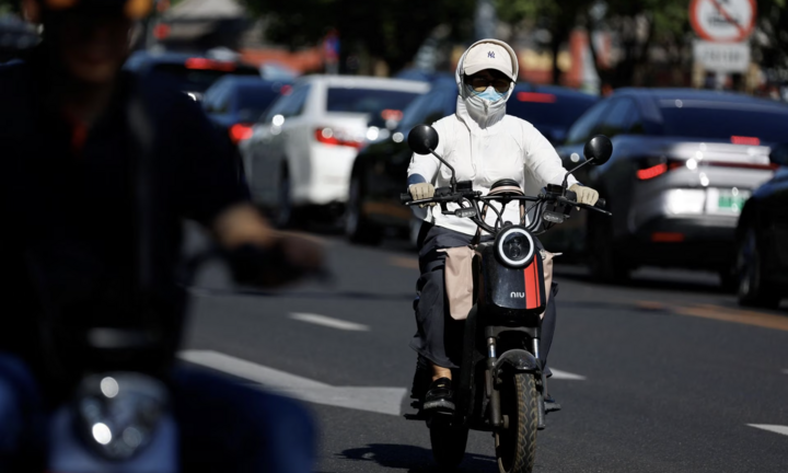 Phụ kiện chống nắng hút khách tại Trung Quốc giữa thời tiết “nóng như đổ lửa”