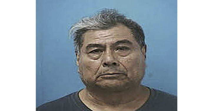 Quên điện thoại ở nhà hàng, người đàn ông để lộ bí mật gây sốc