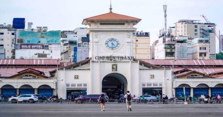 Sạp hàng nói thách 700.000 đồng/3 đôi tất bị đình chỉ kinh doanh 7 ngày