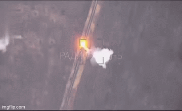 Clip: Tên lửa Nga tấn công trực diện, hạ gục xe tăng của Ukraine