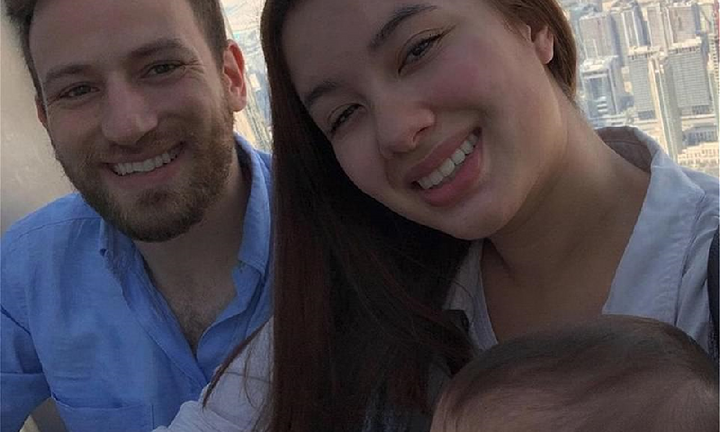 Người mẹ trẻ gốc Anh bị trộm siết cổ đến chết trước mặt chồng và con mình