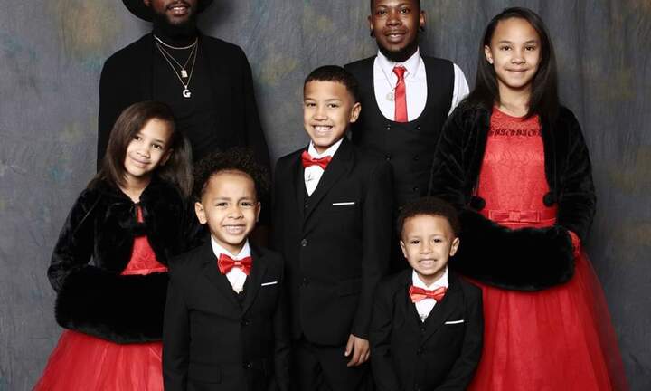 Cặp đồng tính nhận nuôi một lúc 5 chị em, lý do được tiết lộ khiến ai nấy đều xúc động