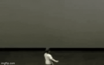 Con trai đá mạnh vào màn hình chiếu phim, phụ huynh 