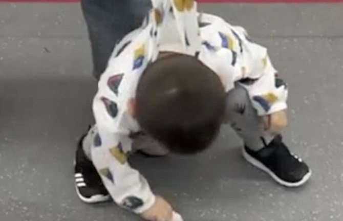 Con trai làm bẩn tàu điện ngầm, hành động bất ngờ của người mẹ khiến mọi người hết lời khen ngợi