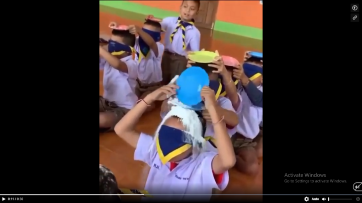 Học sinh mẫu giáo chơi chuyền bột và cái kết cười đau ruột, thú vị nhất là phản ứng của cậu bé cuối cùng