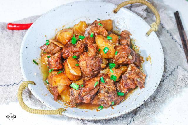 Sườn kho khoai tây, gợi ý hấp dẫn cho bữa tối của cả gia đình