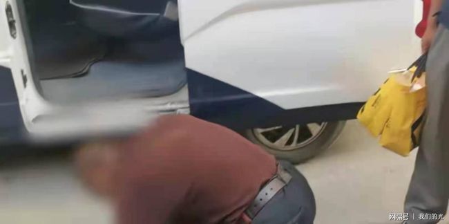 Tìm được con trai bỏ nhà đi lang thang, người cha quỳ rạp xuống đất để cảm ơn cảnh sát