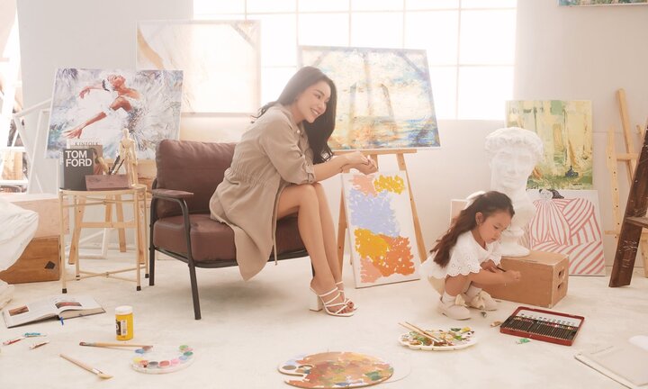 Trà Ngọc Hằng khoe niềm hạnh phúc làm mẹ bên cạnh con gái nhỏ