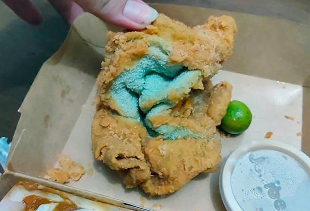 Người phụ nữ sốc toàn tập vì thứ kỳ dị xanh lè trong miếng gà rán đặt về và