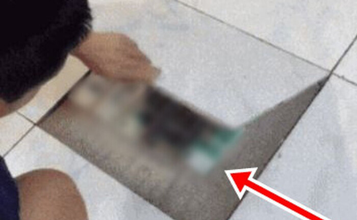 Đang lau nhà thì phát hiện viên gạch 