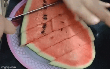 Cô gái khoe kiểu bổ dưa hấu 