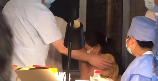 Vợ hoảng loạn vì sợ tiêm vaccine, hành động sau đó của ông chồng khiến mọi người sợ tái mặt